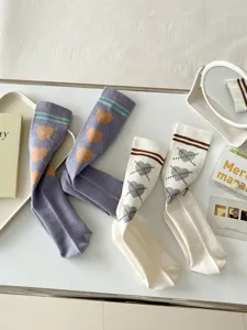 Chaussettes longues style collège français avec cœurs mignons et rayures pour femme automne.