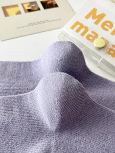 Chaussettes de compression en tricot violet de haute qualité pour femmes, confortables et stylées.