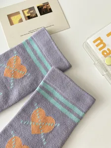 Chaussettes hautes style rétro français préppy cœur violet et motif rayé en détail
