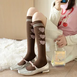 Chaussettes hautes marron pour femmes avec un joli motif de cœur et un style collégien chic.