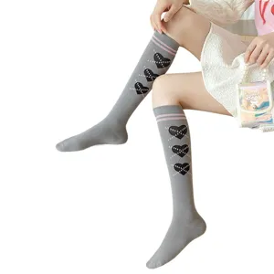Chaussettes hautes grises pour femmes avec rayures roses et cœurs noirs, style collège mignon.