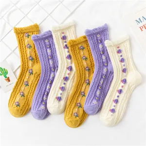 Süße retro damen mittelsocken mit planeten und blumen muster, bequemes bündchen design.