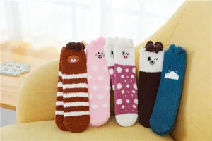 Süße Cartoon Tier Korallenfleece Flauschsocken für Damen, dicke warme Schlafsocken Detail.