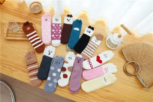 Detailansicht dicker, gemütlicher Korallenvlies-Cartoon-Winterschlafsocken für Damen.