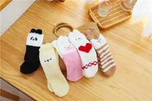 Niedliche Cartoon Tier Korallenfleece Wintersocken Detail, dicke weiche Kuschelsocken