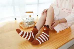 Gemütliche braun gestreifte Flauschsocken mit 3D Bärenohren, warme Plüsch Schlafstrümpfe.