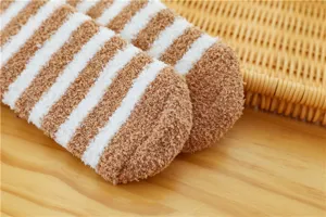 Gemütliche kuschelige Damen-Korallenfleece-Socken, dicke gestreifte Wintersocken für warme Füße.