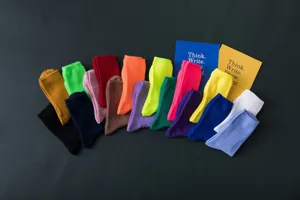 Detailansicht farbiger, gerippter Baumwollsocken in bunter Auswahl auf dunklem Hintergrund.