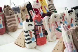 Japanische Korallenfleece-Bodensocken mit süßer 3D-Cartoon-Stickerei und gemütlicher Geschenkbox.