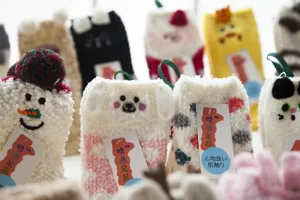Japanische Korallenfleece verdickte flauschige Bodensocken mit süssen 3D-Karton Stickereien.