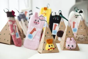 Japanische dicke Korallensamt Bodensocken mit süßer 3D-Cartoon-Bestickung und Geschenkbox.