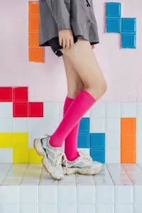 Details zu bonbonfarbenen kniehohen Baumwollsocken für Damen, helle neonrosa lange Socken für Alltag.