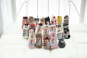 Dicke flauschige Korallenfleece Haussocken mit süßen 3D Cartoon Stickereien für Damen und Kinder.