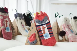 Japanische Korallenfleece Plüsch-Bodensocken mit süßer 3D-Cartoon-Tierstickerei in Geschenkbox