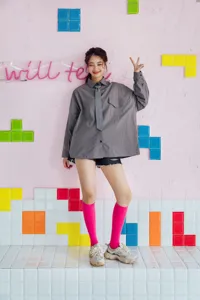Detailansicht von auffälligen neonrosa kniehohen Baumwollsocken für Damen im modernen Studio.