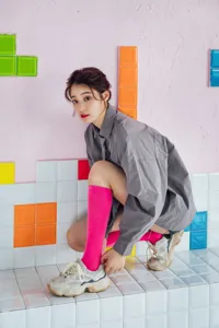 Leuchtend pinke Wadenstrümpfe Detailansicht, weiche Baumwolle, modischer Streetwear Alltagsstil.