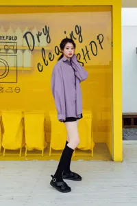 Modische Damen Kniestrümpfe und lässiges Outfit, bequemes Material, trendiger Alltagsstil.