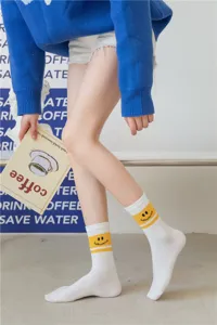 Chaussettes mi-mollet blanches pour femmes avec joli visage souriant jaune et lettres, coton.