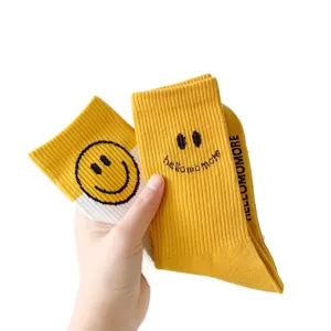Chaussettes mi-hautes en coton mignonnes avec visage souriant jaune pour femmes