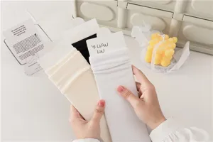 Chaussettes slouch côtelées confortables en blanc, noir et beige, idéales au quotidien.