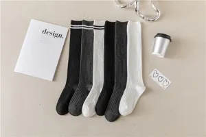 Kniestruempfe gestreift schwarz grau weiss Baumwolle lange Socken Damen Freizeit Alltag