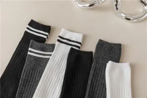 Klassische schwarz grau weisse gestreifte Kniestruempfe Damen Sport lange Roehrensocken