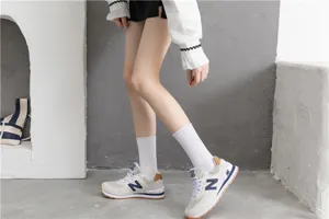Chaussettes mi-mollet blanches pour femmes style japonais uni jolies chaussettes décontractées.