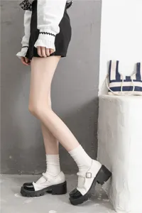 Chaussettes blanches pour femmes chaussettes montantes unies style japonais vue de détail