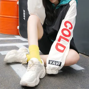 Eleganti calzini medi da donna in tinta unita abbinati a un outfit streetwear casual giornaliero.