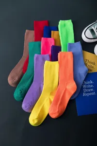 Nahaufnahme von bunten gerippten Socken, bonbonfarbene Baumwollsocken im Detail.