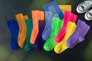 Bunte gerippte Baumwollsocken in leuchtenden Neonfarben, ideal für den modischen Alltag.