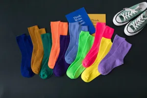 Detailansicht bunter einfarbiger gerippter Baumwollsocken für Damen in Neon- und Bonbonfarben.