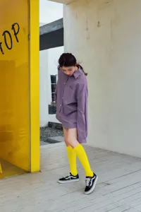 Neon gelbe kniehohe Baumwollsocken für Damen, lässige einfarbige lange Röhrensocken für den Alltag.