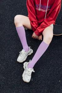 Einfarbige Baumwoll-Wadensocken für Damen, modische lila Kniestrümpfe für den Alltag.