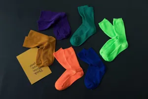 Einfarbige gerippte Baumwoll-Mittelrohrsocken, Bonbonfarben, weiches Design, bequemer Alltag.