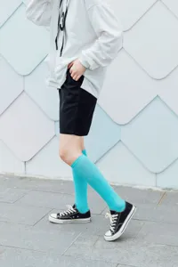Bunte Bonbonfarbene Kniestrümpfe für Damen, einfarbige Baumwolle lange Socken für Alltag.