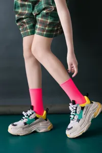 Fluoreszierende rosa Damen Mittelsocke Baumwolle vertikale Streifen gerippte Bonbonfarbe Sport.