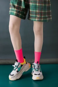 Lebendige neonrosa Rippstrumpf-Baumwollsocken Detail, schicke süße Sport-Look Stile.