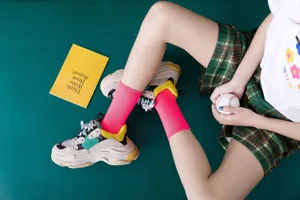 Damen fluoreszierende rosa Mittelsocken aus Baumwolle mit vertikalen Streifen, candy.