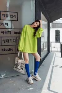 Stilvolle lässige Kniestrümpfe kombiniert mit Streetwear-Outfits, perfekt für den Alltag.