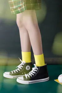 Damen fluoreszierende gelbe Crew-Socken mit High-Top-Segeltuch-Sneakern, stylische Baumwollsocken.