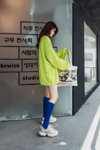 Urbaner Streetstyle Detailshot mit farbigen Kniestrümpfen und modernem Outfit.