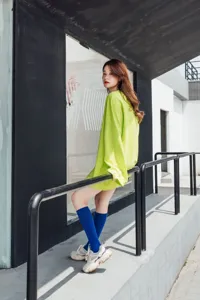 Detailansicht einfarbiger langer Socken, im Freien vom Model getragen, casual chic.