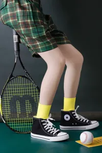 Neon gelbe gerippte Damen Socken, bunte sportliche Baumwollsocken im Detail gezeigt.