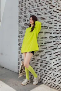 Detailansicht der leuchtend grüne Modestrümpfe im stylischen Streetwear Look kombiniert.
