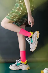 Damen fluoreszierende rosa Wadenocken Baumwollsocken kombiniert mit Chunky Sneakern.