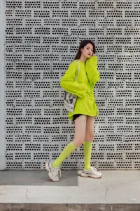 Fluoreszierende grüne Baumwoll-Kniestrümpfe Detailansicht, trendige Bonbonfarbe Damen Socken.