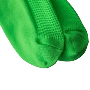 Lebendige neongrüne Damen-Wadenstrümpfe mit vertikalen Streifen, bequeme Baumwollsocken.