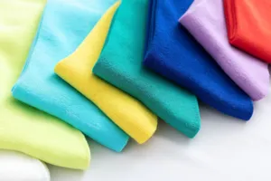 Detailansicht von farbenfrohen Baumwollsocken, ordentlich zusammengelegt präsentiert.