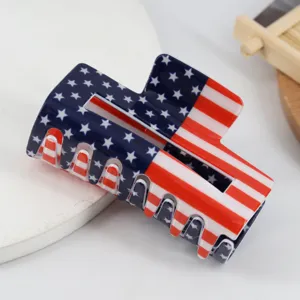 Detailweergave van 8cm haarklem met patriottisch Amerikaans vlagontwerp met sterren en strepen